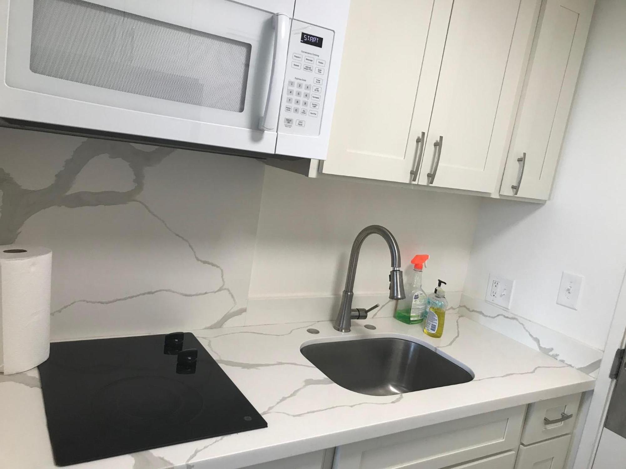Waikiki Studio Steps To Beach-Mall Free Parking-Wifi 호놀룰루 객실 사진